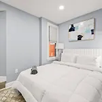 New! Cozy Apt In Center City!