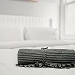 New! Cozy Apt In Center City!